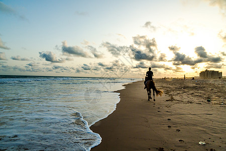 贝宁科托努的奥巴马海滩支撑波浪旅行海洋海岸背景图片