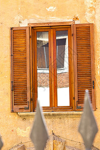 在米拉诺古老的窗口里 红色的意大利兰巴蒂奥姆巴蒂城市柱子建筑学百叶帘玻璃文化窗户雕塑旅行石头图片