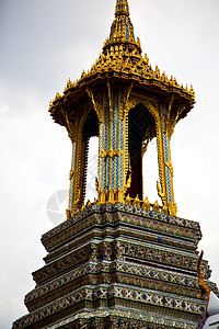 清凉的雨池寺庙瓦高的天际天空金字塔宗教马赛克切口旅游三位一体村庄木头雕塑图片