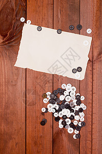 用于修理的一组按钮白色塑料缝合黑色工作室衣服缝纫工艺木头图片
