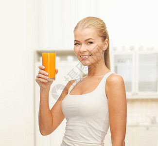 带着橙汁杯子的笑着女人水果厨房青少年微笑女性身体橙子果汁女孩饮食图片