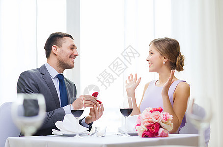 男人向在餐厅的女朋友求婚的男人周年男朋友珠宝花束生日幸福订婚钻石未婚妻花朵图片