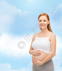 未来幸福的母亲抚摸她的肚子父母身体女士婴儿男生生活母性怀孕天空孩子图片