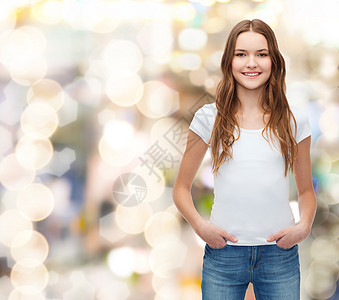 穿着白白白色T恤衫笑着微笑的青少年衣服广告女性学生牛仔裤打印女孩购物中心中心衬衫背景图片