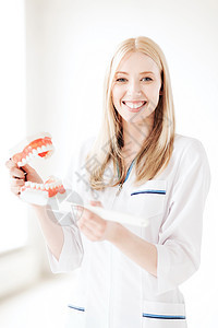 医院里有牙刷和下巴的医生牙医微笑外科牙齿专家同事卫生口腔科搪瓷治疗图片