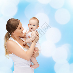 幸福的母亲和可爱的婴儿微笑新生家庭蓝色儿子父母女儿女士孩子妈妈图片