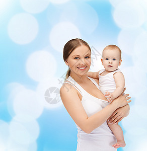幸福的母亲和可爱的婴儿微笑新生蓝色儿子孩子童年拥抱女儿妈妈家庭图片