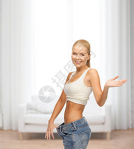 穿着大裤子的运动妇女减肥沙发腰部腰围女性测量女孩长椅身体房间图片
