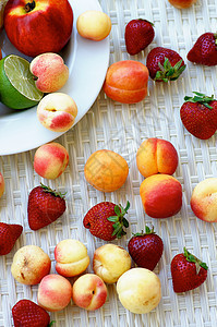 夏季水果柳条黄色白色红色饮食绿色紫色橙色背景素食图片