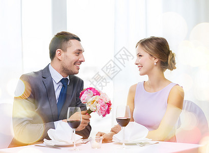 男人笑着在餐厅送花束女性女士花朵眼镜家庭纪念日周年玫瑰夫妻订婚图片