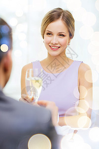 一对夫妇在餐厅 喝香槟的杯子玻璃干杯酒精生日妻子女性恋人男人女士幸福图片