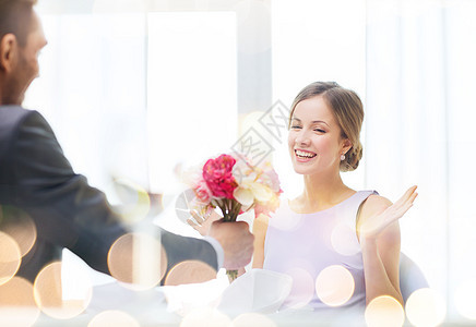 令人惊讶的女士在收复花束花朵周年妻子礼物玫瑰幸福眼镜女性男性纪念日图片