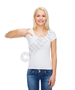 穿着白白白色短袖圆领汗衫微笑的年轻女子打印广告运动青少年胸部女士衬衫女孩女性棉布图片