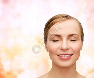 闭上眼的美丽女子的脸部嘴唇微笑容貌活力清洁治疗护理皮肤睫毛女性图片