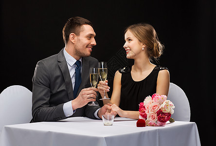 一对夫妇在餐厅 喝香槟的杯子女朋友牡丹女士周年花束男朋友奢华生日男人微笑图片