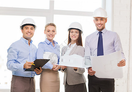 办公室中快乐的商务团队安全男人工人建筑师女性老板头盔建造工作会议图片