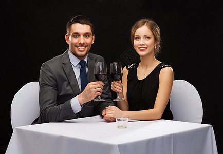 在餐馆喝着葡萄酒的年轻夫妇男人眼镜酒精蜡烛家庭幸福纪念日餐厅恋人丈夫图片