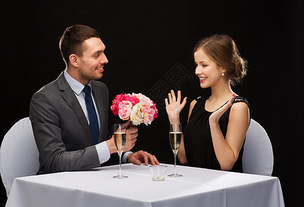 给女人送花束给男人微笑的男人庆典家庭妻子生日女士眼镜周年礼物酒精订婚图片