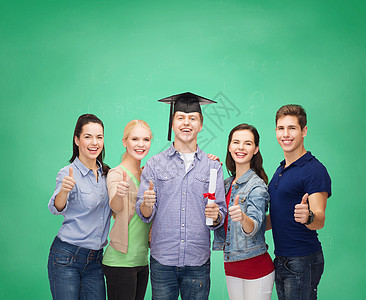 具有显示大拇指的文凭的学生群体流苏角帽女孩正方形男孩们班级手势微笑大学学校图片
