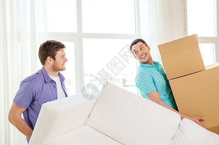 带着沙发和新家盒子的笑着朋友朋友们家具青年大学搬迁队友纸板团体学生友谊图片