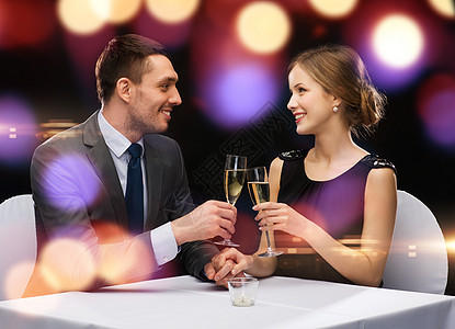 一对夫妇在餐厅 喝香槟的杯子干杯微笑丈夫妻子女性眼镜恋人庆典奢华女士图片