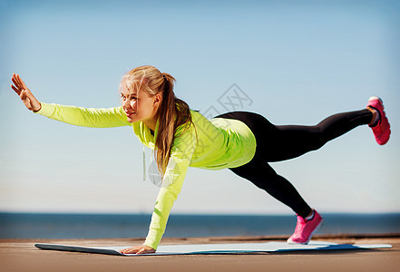 妇女户外运动竞技娱乐微笑训练重量运动装女士损失减肥健康图片