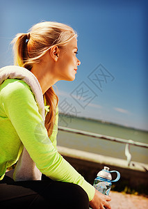 妇女户外运动后休息女性训练活动竞技瓶子毛巾锻炼长椅女士慢跑者图片