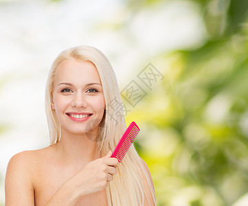 带着梳理头发的微笑着的妇女发型洗发水染色面具奢华梳子光泽度治疗香脂配饰图片