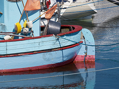 在港口的渔船旅游血管航行场景农业假期旅行海港反射阳光图片