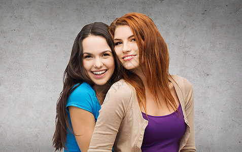 两个笑着的女孩拥抱抱抱衣服情感寒意朋友们成年人微笑青年女性同学青少年图片