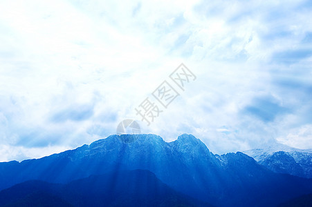 山地景观木头岩石地形运动树木森林爬坡天空地质学场景图片