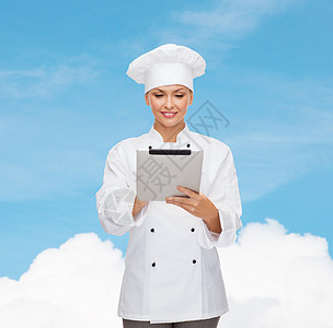 配有平板电脑的笑着女厨师工人食谱酒店女性技术帽子管理人员天空餐厅服务图片