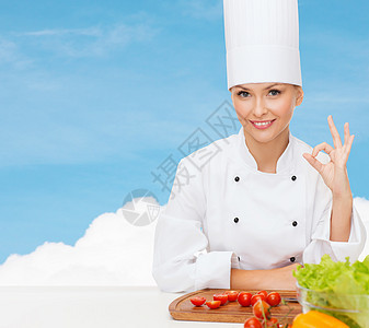 女厨师和蔬菜显示好牌的女厨师蓝色工人桌子工作厨房美食天空女性木板餐厅图片