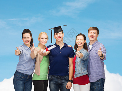 具有显示大拇指的文凭的学生群体大学知识教育手势学校学士角帽团队男孩们帽子图片