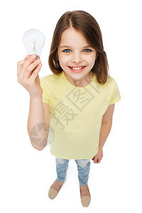 带着灯泡的笑着小女孩环境孩子储蓄手臂玻璃力量幸福女性生态微笑图片