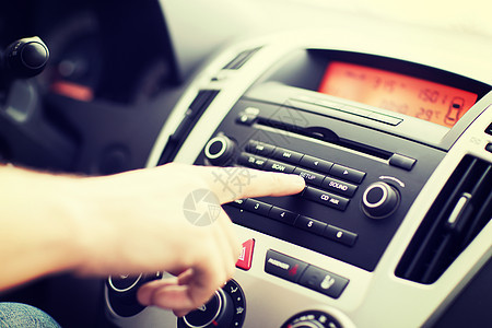 使用汽车音响系统的男子车站调频按钮控制控制板扫描男人电气力量拨号图片