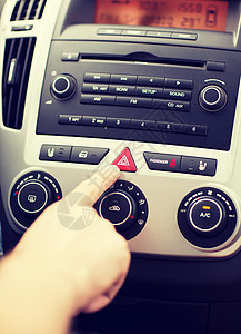 人按汽车危险警告按钮碰撞信号电气恐慌指标事故维修电子产品安全闪光器图片