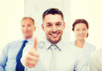 办公室的生意人展示大拇指举起团体研讨会男人同事商务雇主微笑管理人员工作企业家图片