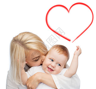 快乐的母亲亲吻微笑的婴儿儿子童年妈妈幸福妈妈们母性女儿育儿家庭生活图片