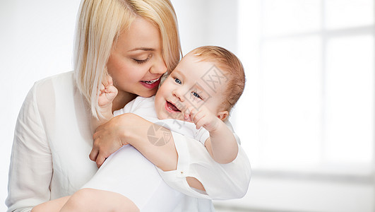 幸福的母亲与微笑的婴儿拥抱快乐育儿新生男生母性房间女儿生活家庭图片