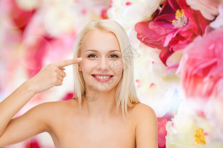 美丽的女人触摸着眼角光学睫毛女性护理花朵容貌皮肤眼睛治疗微笑图片