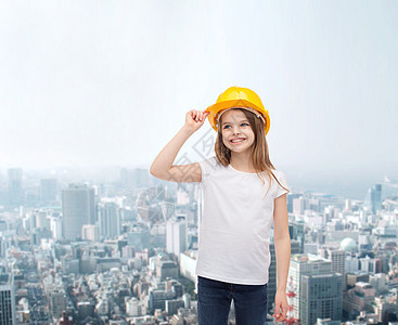 戴保护头盔的微笑小女孩装修工人帽子冒充孩子男人城市领班建筑师建筑物图片