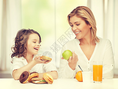 母亲和女儿垃圾孩子家庭童年成人维生素脂肪小吃食物活力图片