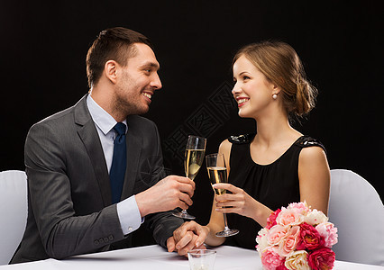 一对夫妇在餐厅 喝香槟的杯子庆典订婚丈夫微笑家庭男朋友男人女朋友酒精玫瑰图片
