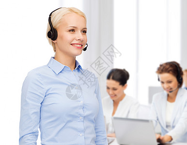 关注客户使用耳机的友好女性求助热线接线员顾客人士客户商务微笑帮助咨询操作员手机团体背景