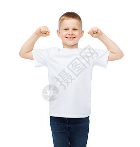 穿着白白白色T恤的小男孩的肌肉显示二头肌力量棉布广告耐力孩子们活动衬衫快乐青春期图片