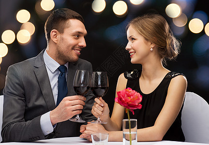 在餐馆喝着葡萄酒的年轻夫妇男朋友玫瑰干杯妻子丈夫女士奢华微笑纪念日酒精图片