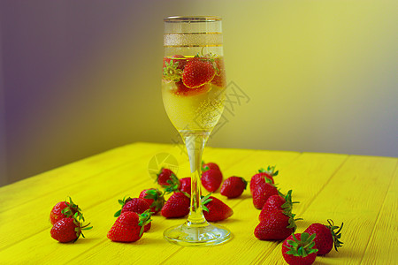 一杯香槟加草莓酒图片