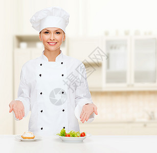 面带沙拉和蛋糕的笑容女厨师成人面包师帽子食谱餐厅食物烘烤蔬菜糖果女性图片