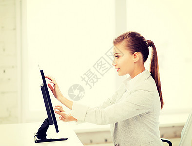微笑着的女商务人士 办公室里有触摸屏博客电脑学生律师老板秘书工人监视器学习职场图片